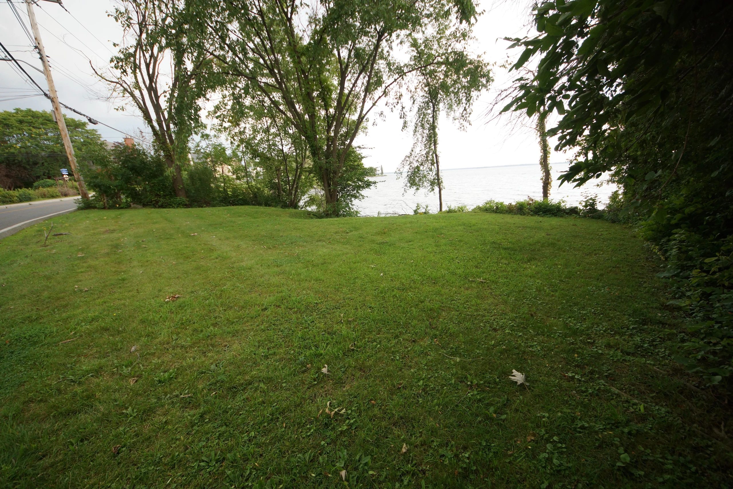 MAISON SPACIEUSE AU BORD DE L'EAU À LOUER 