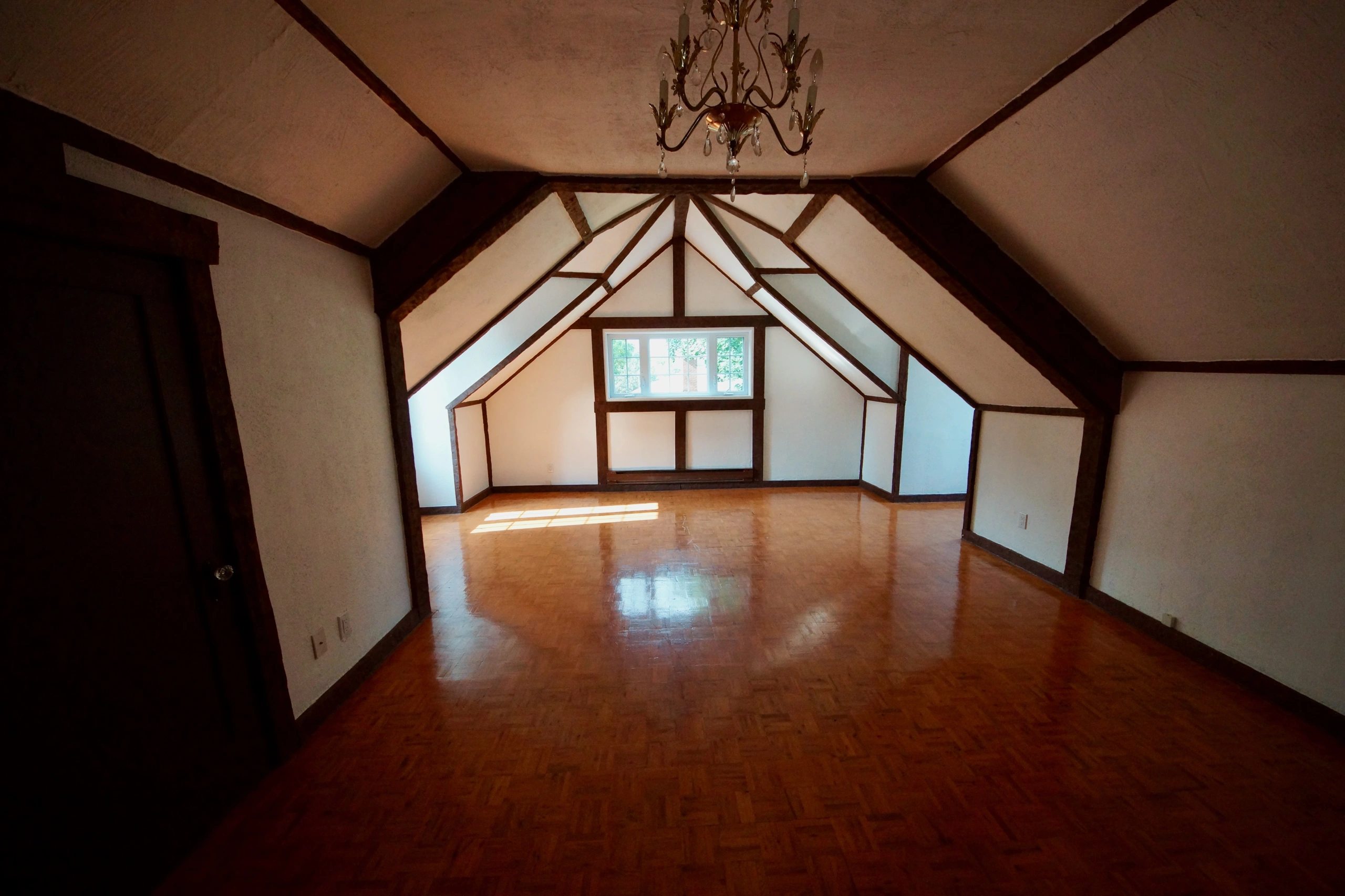 MAISON SPACIEUSE AU BORD DE L'EAU À LOUER 